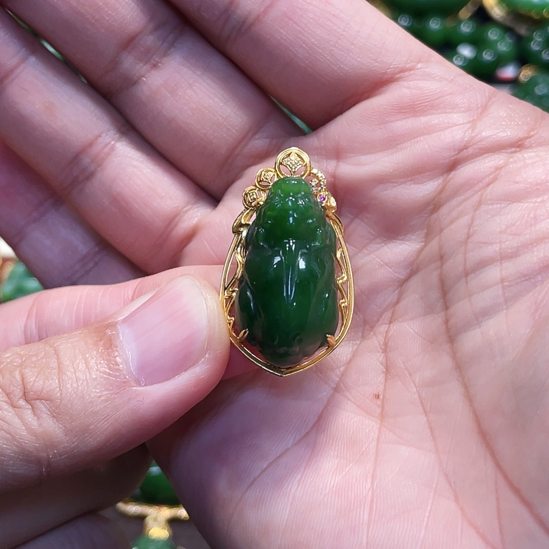 和田玉（碧玉）18K金镶嵌颈饰吊坠28mm