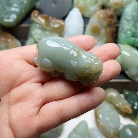 和田玉未镶嵌颈饰龍**人