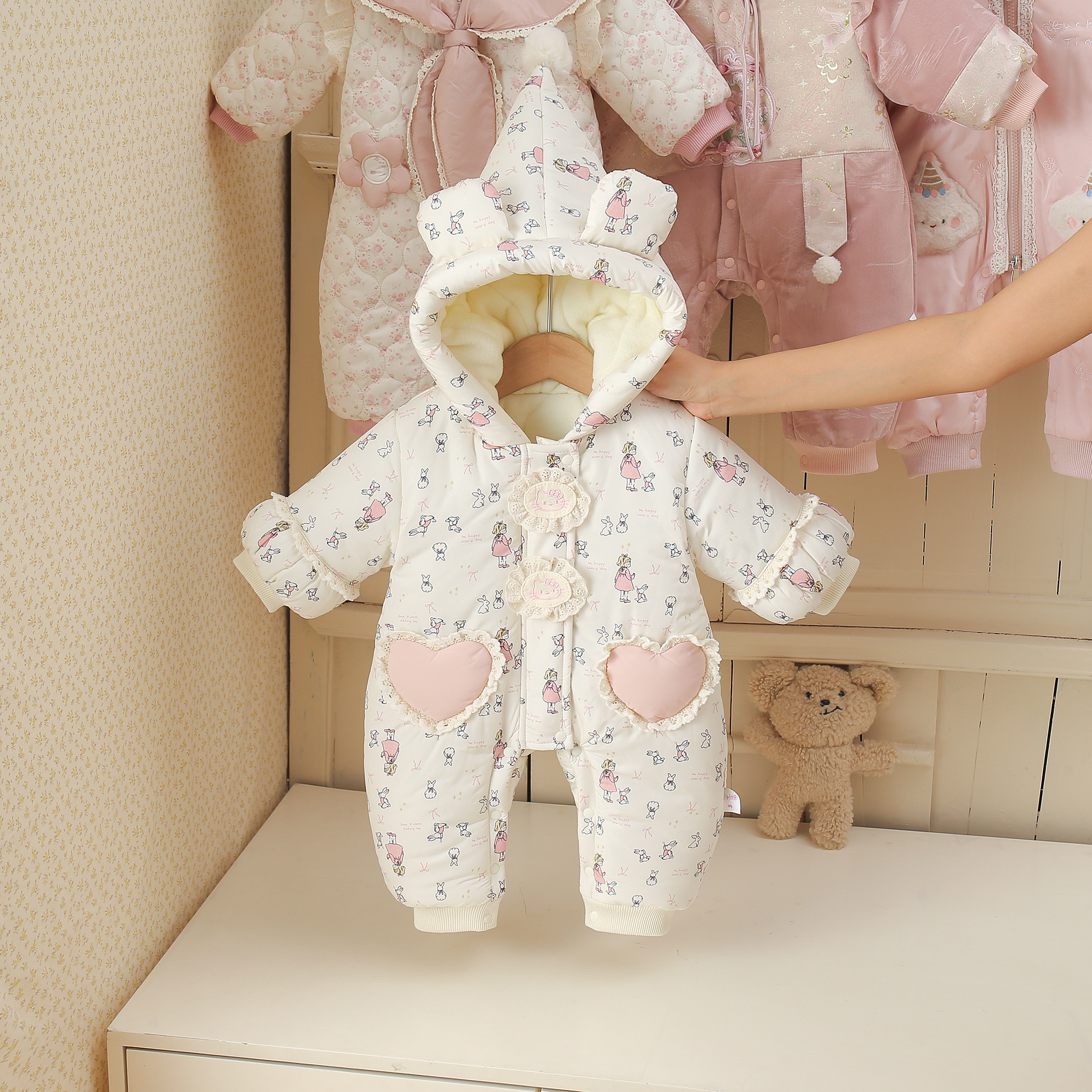 新生婴通用女童长爬款哈衣休闲风印花婴儿女冬季爬服