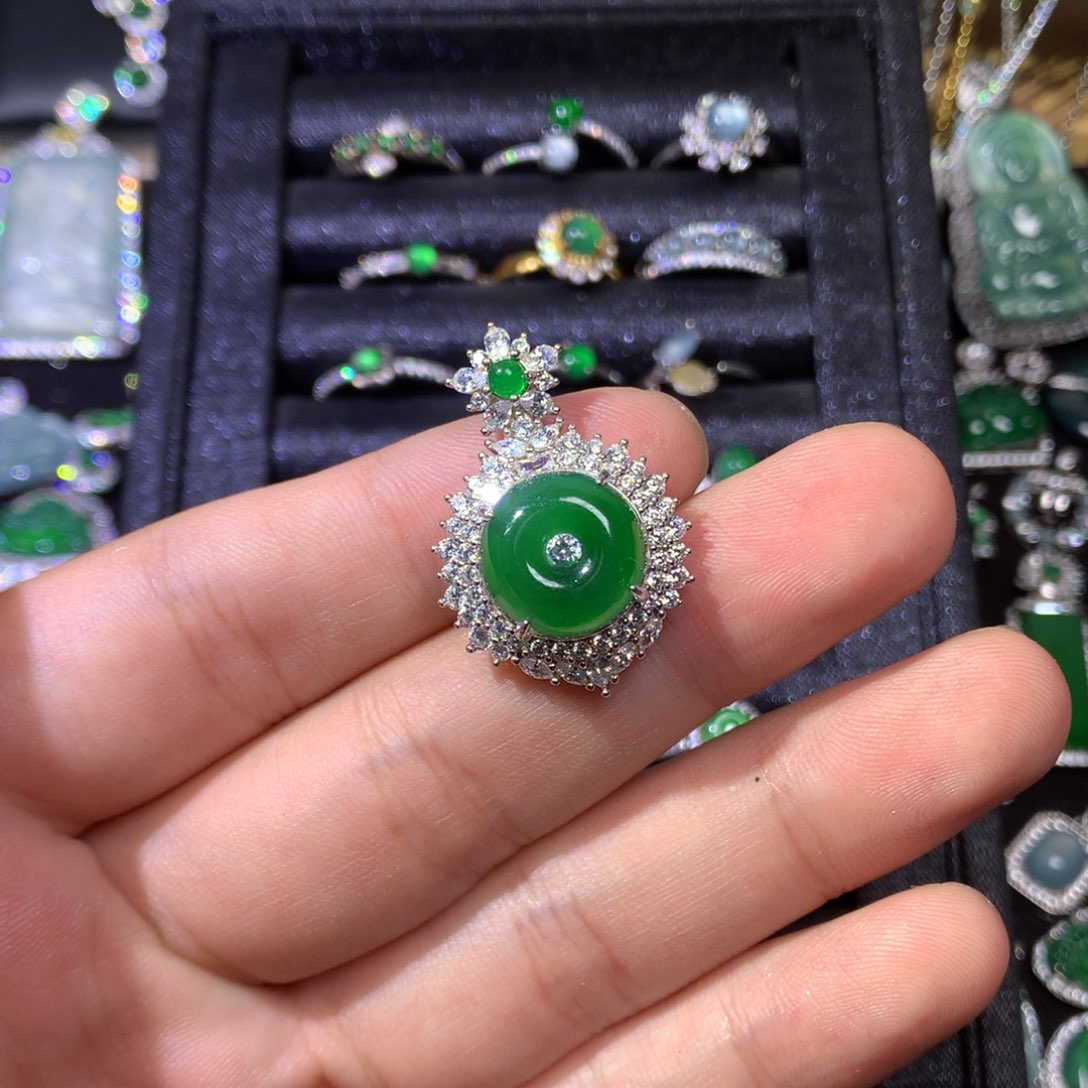 翡翠银S925镶嵌吊坠(赠链)岩***贝）gtyutty