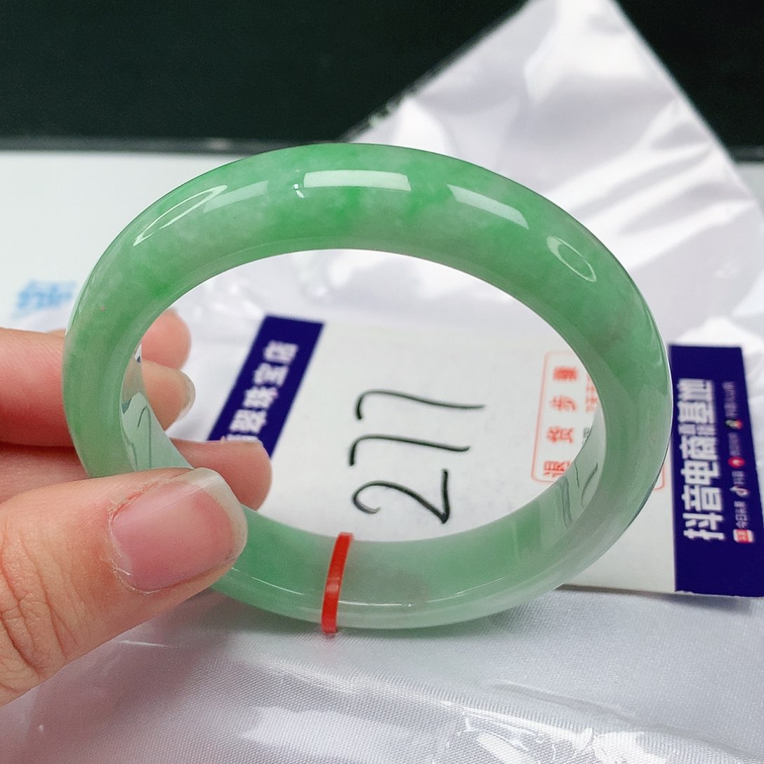 翡翠手镯未镶嵌翡翠