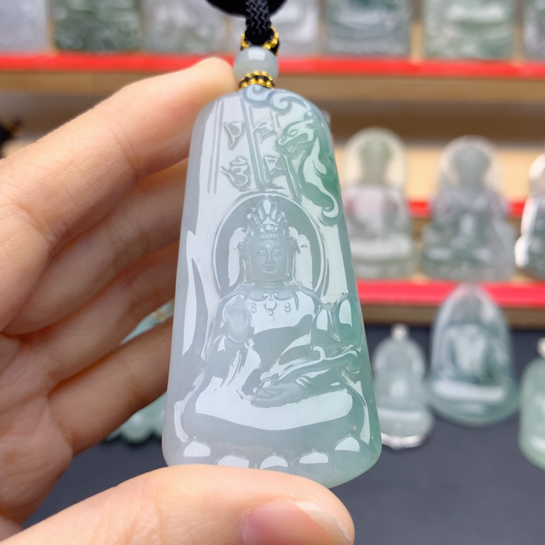 李***店翡翠未镶嵌颈饰素衣