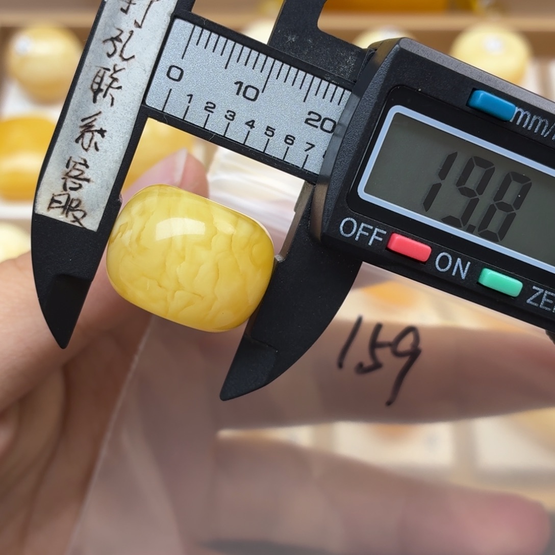 黑***巴蜜蜡未镶嵌裸石蜜蜡