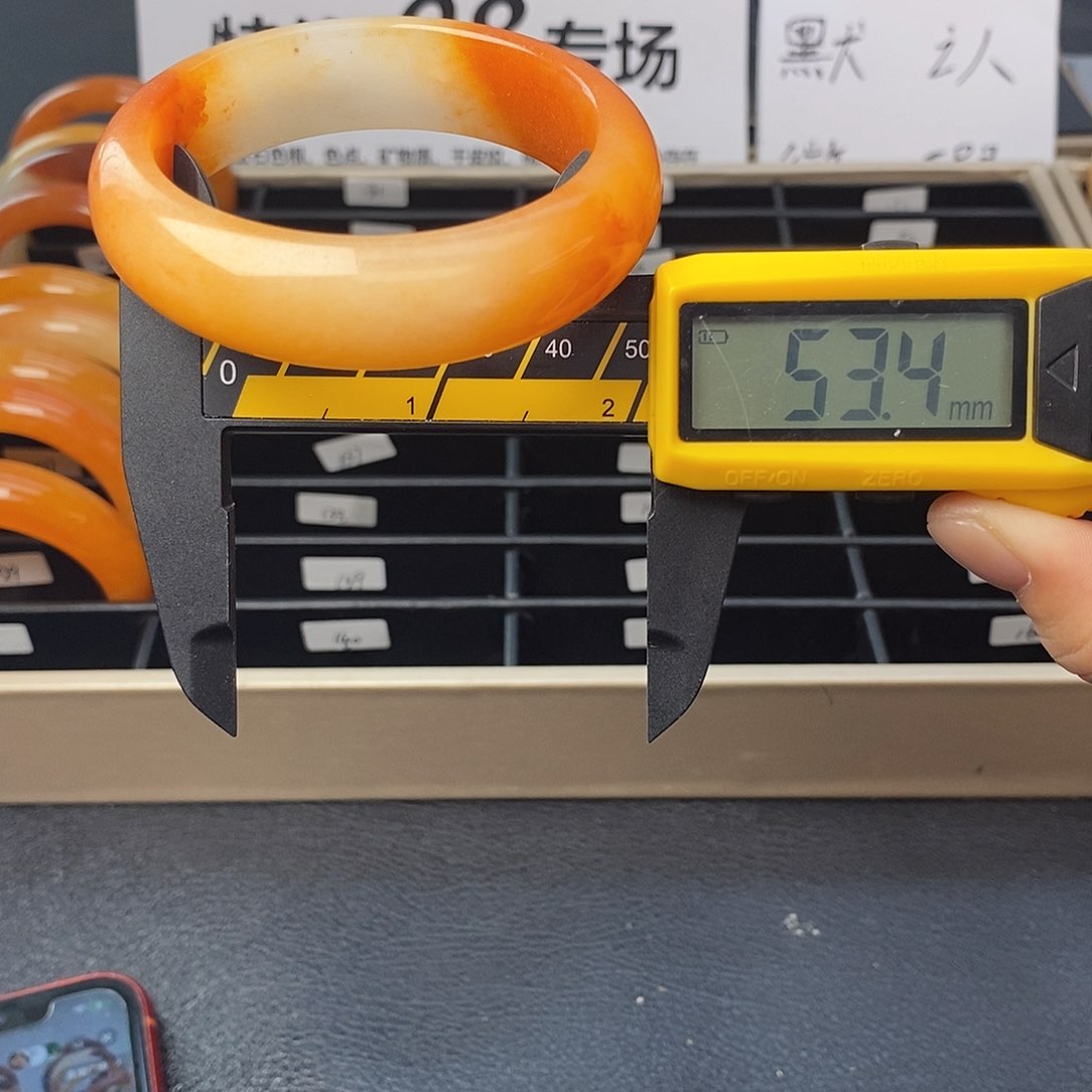 未镶嵌石英质玉（黄龙玉）手镯130号
