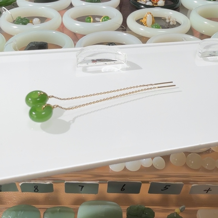 和田玉18K金镶嵌颈饰正宗俄碧乌兰海苹果绿耳线（活动价）