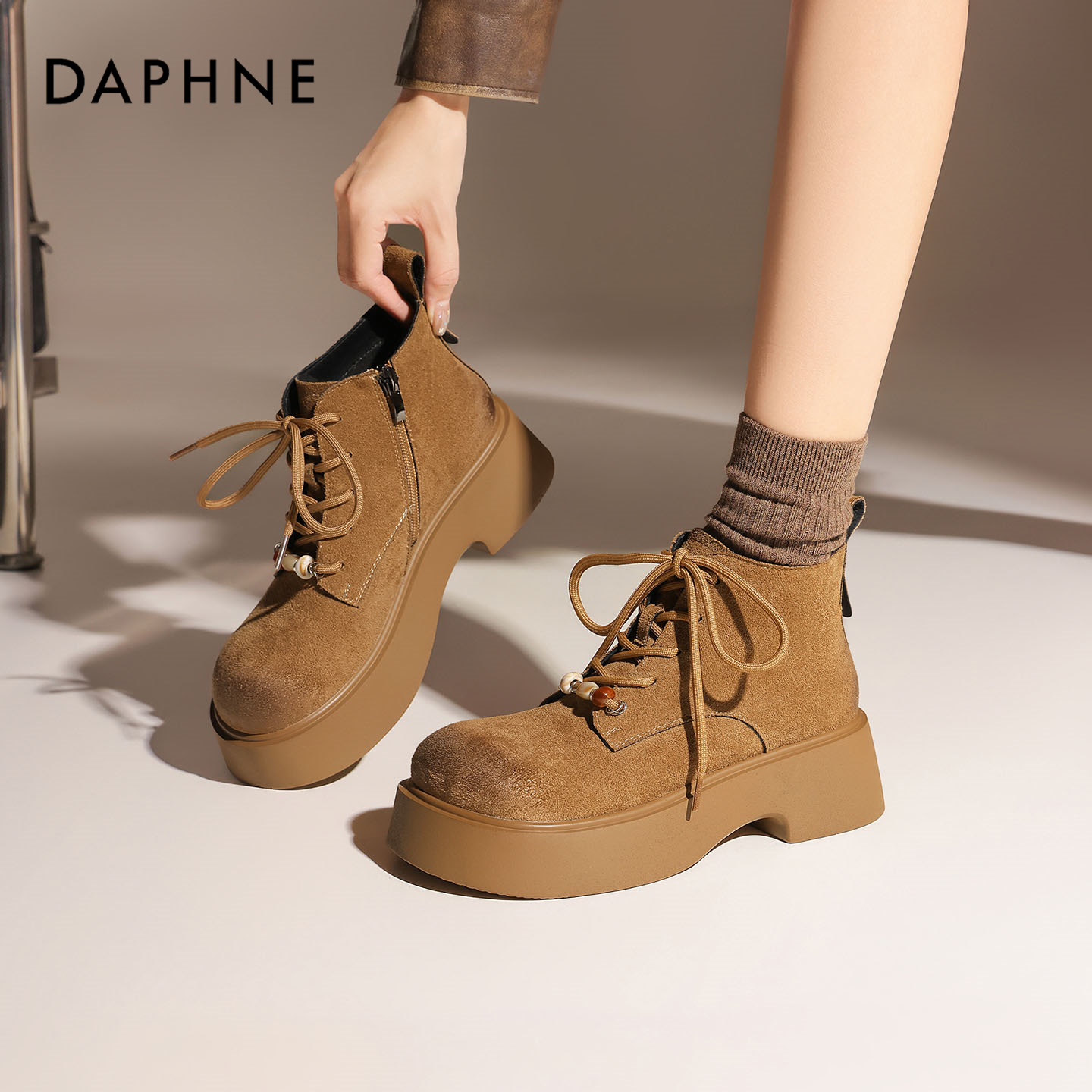 Daphne/达芙妮显脚小马丁靴女小个子增高短靴粗跟时尚勃肯瘦瘦靴