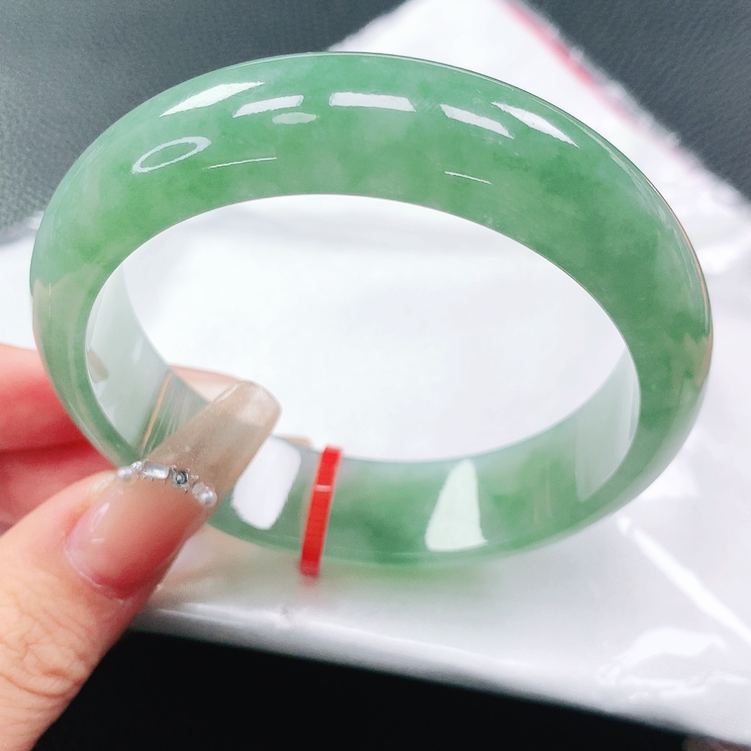 翡翠手镯未镶嵌56圈