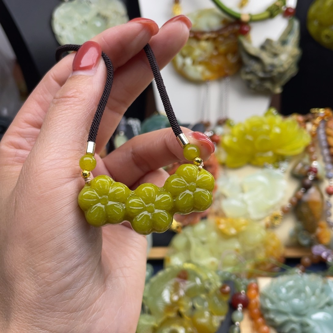 未镶嵌蛇纹石玉颈饰