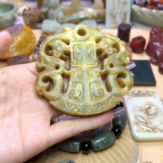 蛇纹石玉未镶嵌颈饰