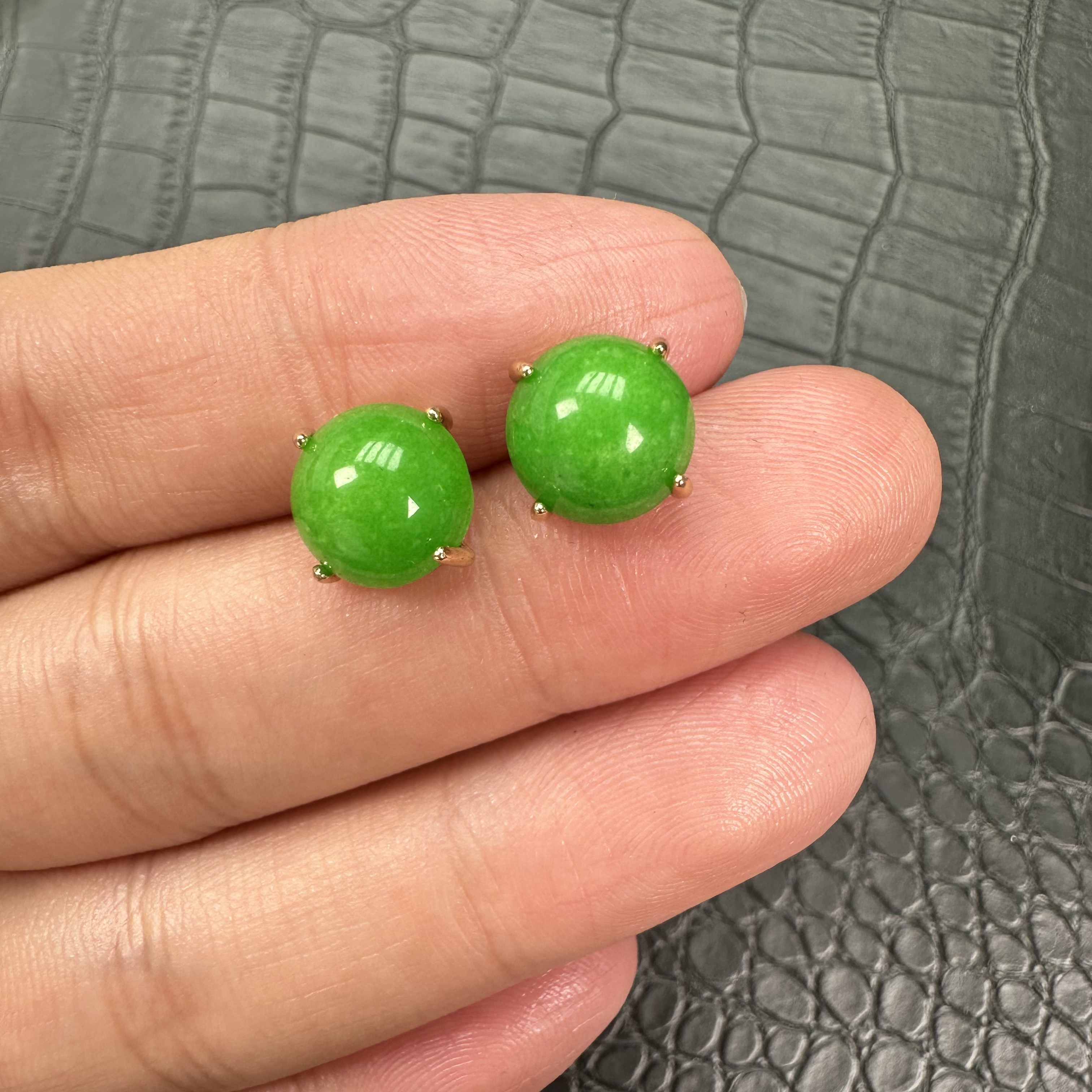翡翠四爪蛋面小耳钉