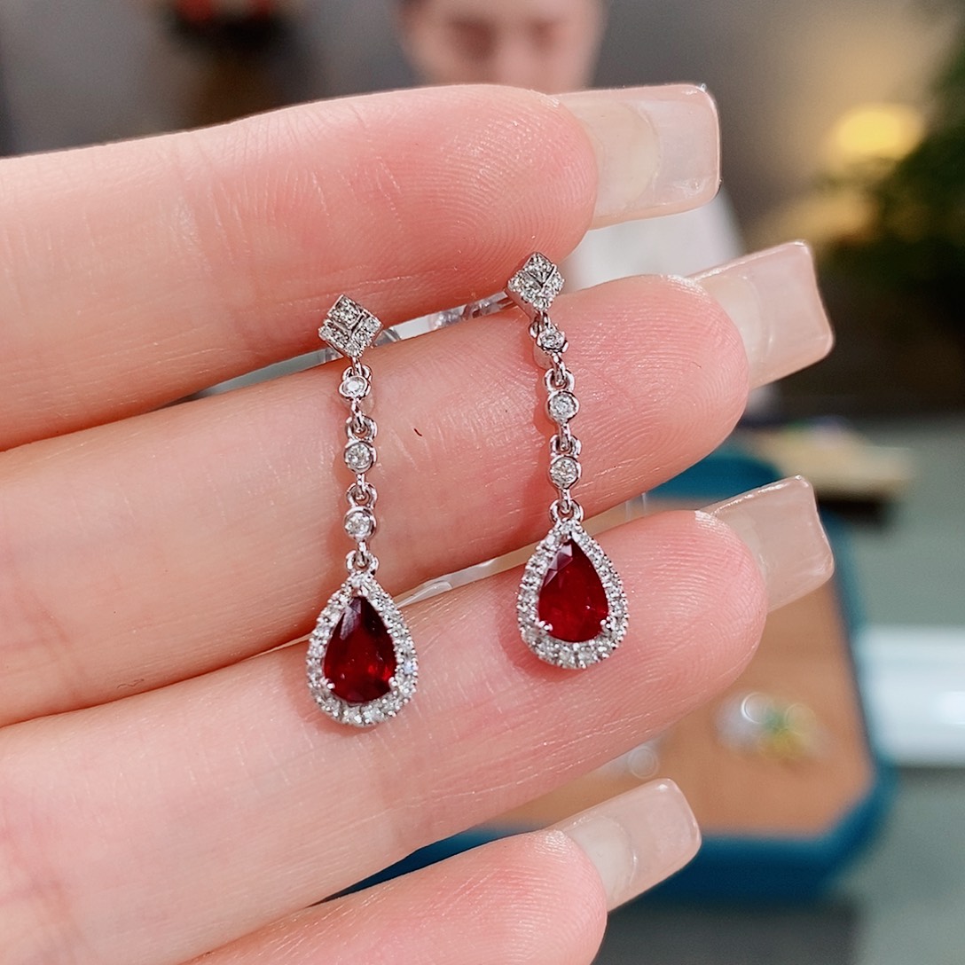 红宝石耳饰18K金镶嵌0.75ct