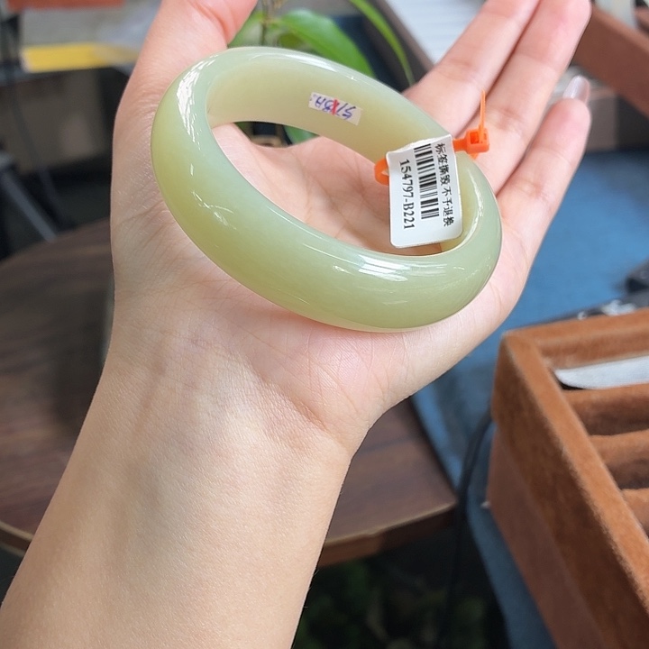 和田玉未镶嵌手镯  56/56