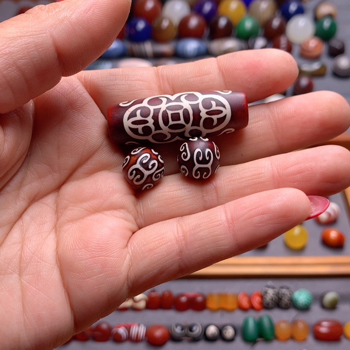 玛瑙/玉髓颈饰未镶嵌崩**?