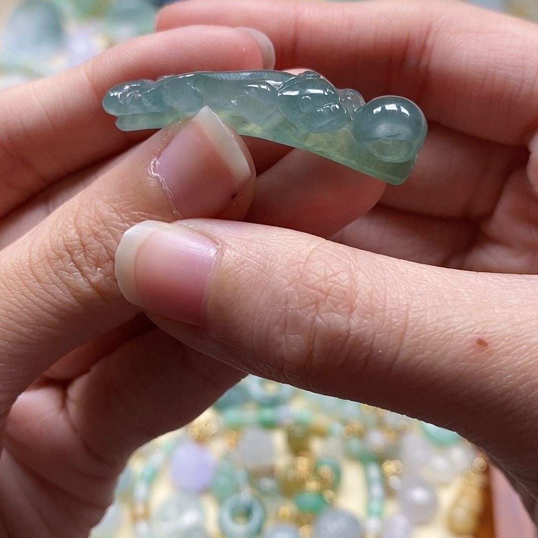 翡翠颈饰未镶嵌闪