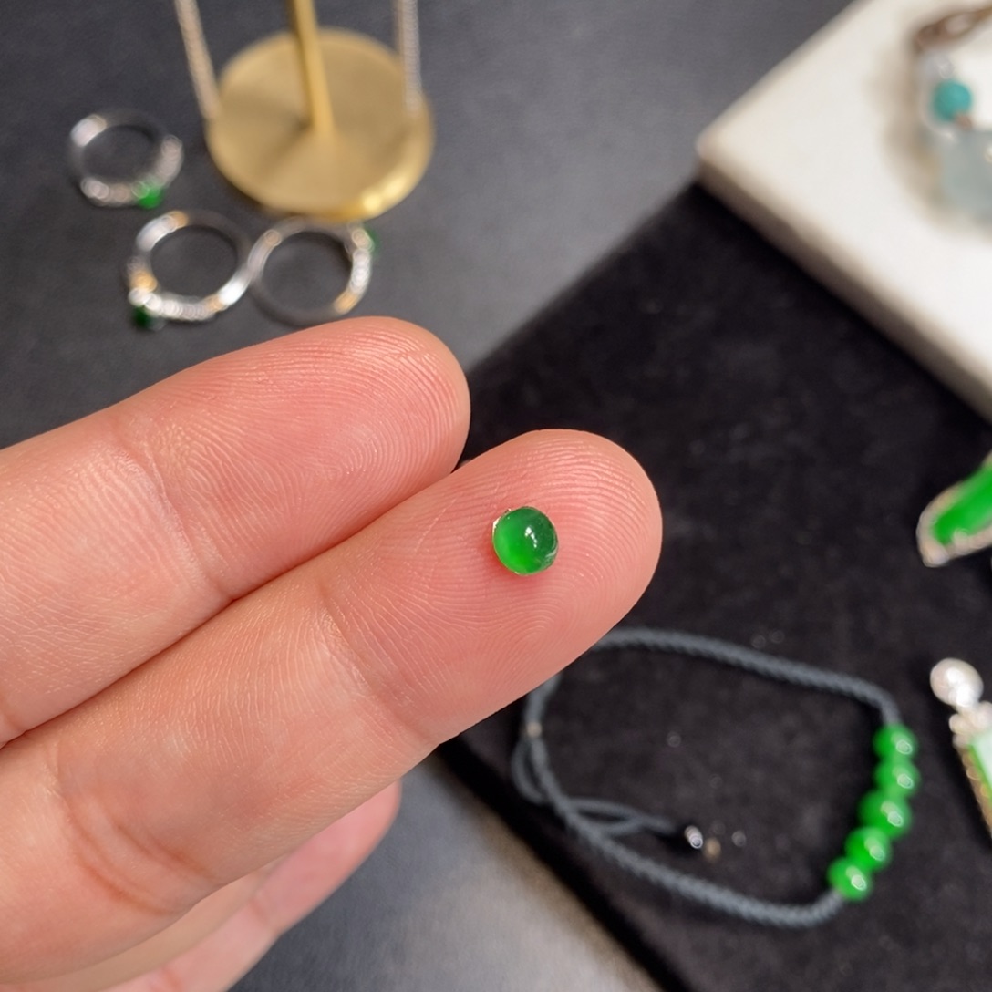 翡翠裸石阳绿蛋面1个