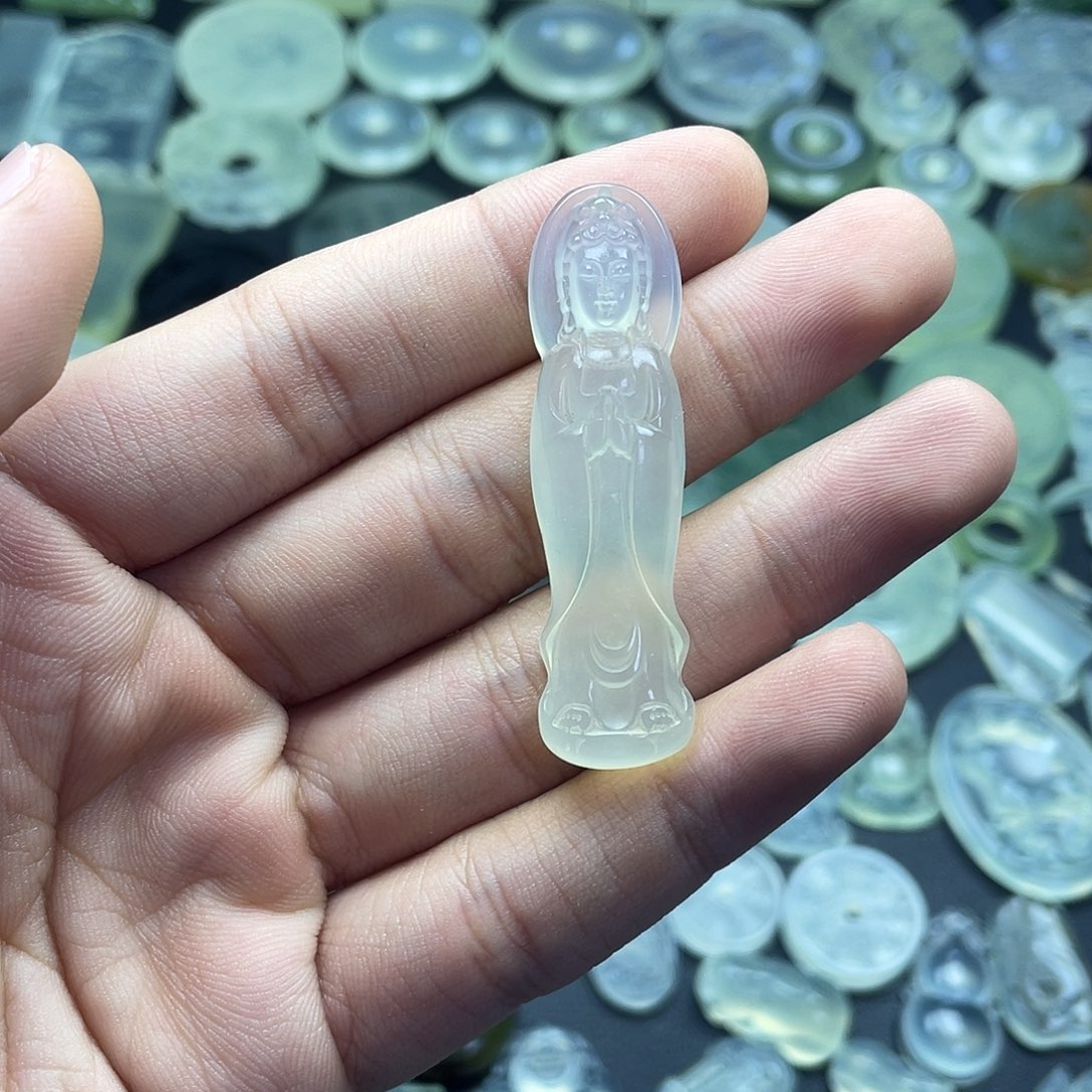岫玉未镶嵌颈饰站观音