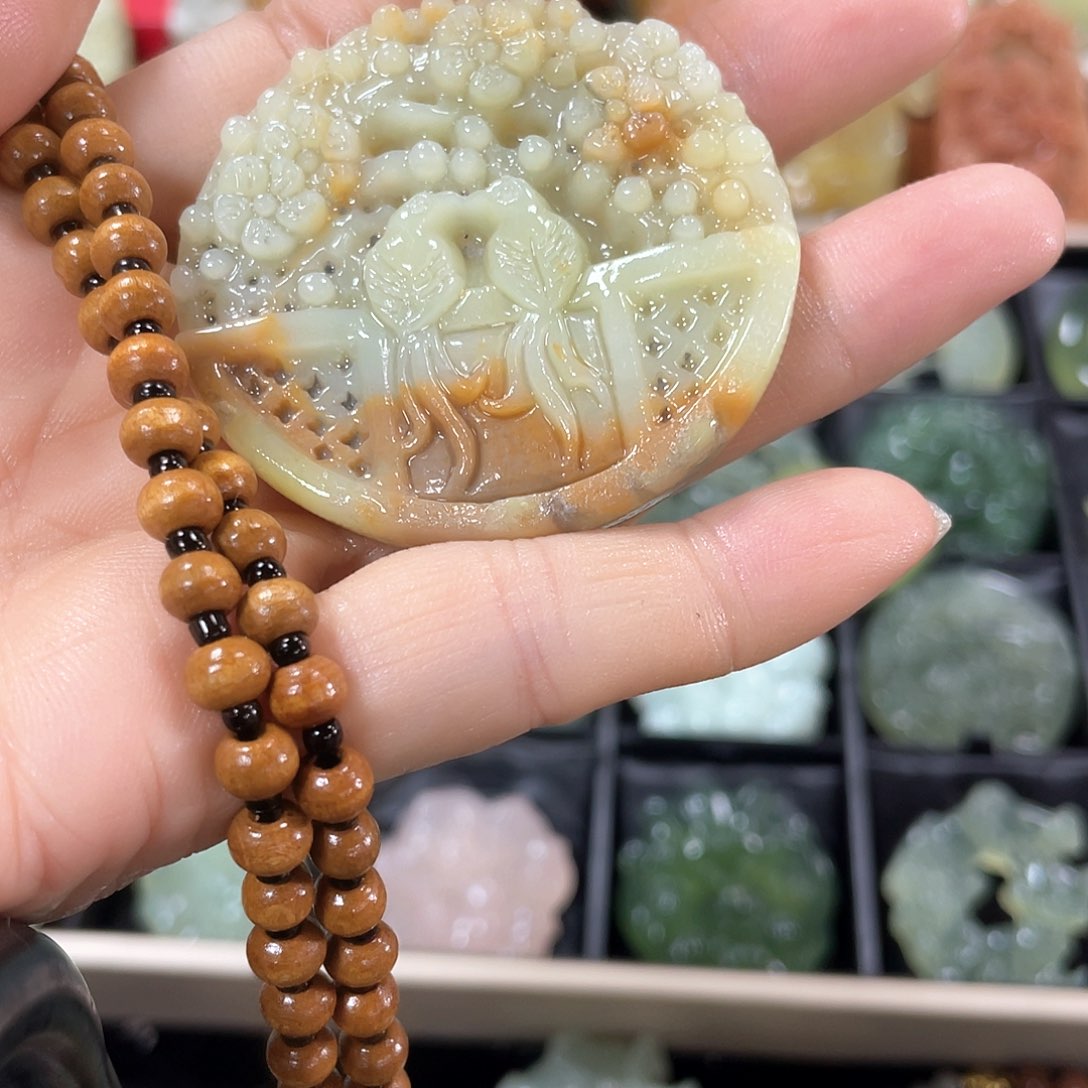 蛇纹石玉颈饰未镶嵌