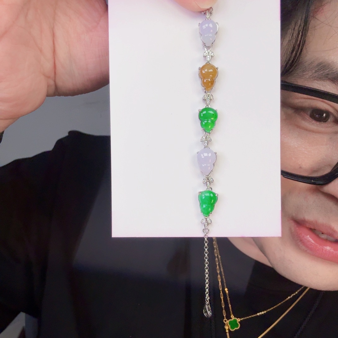 翡翠未镶嵌颈饰一件