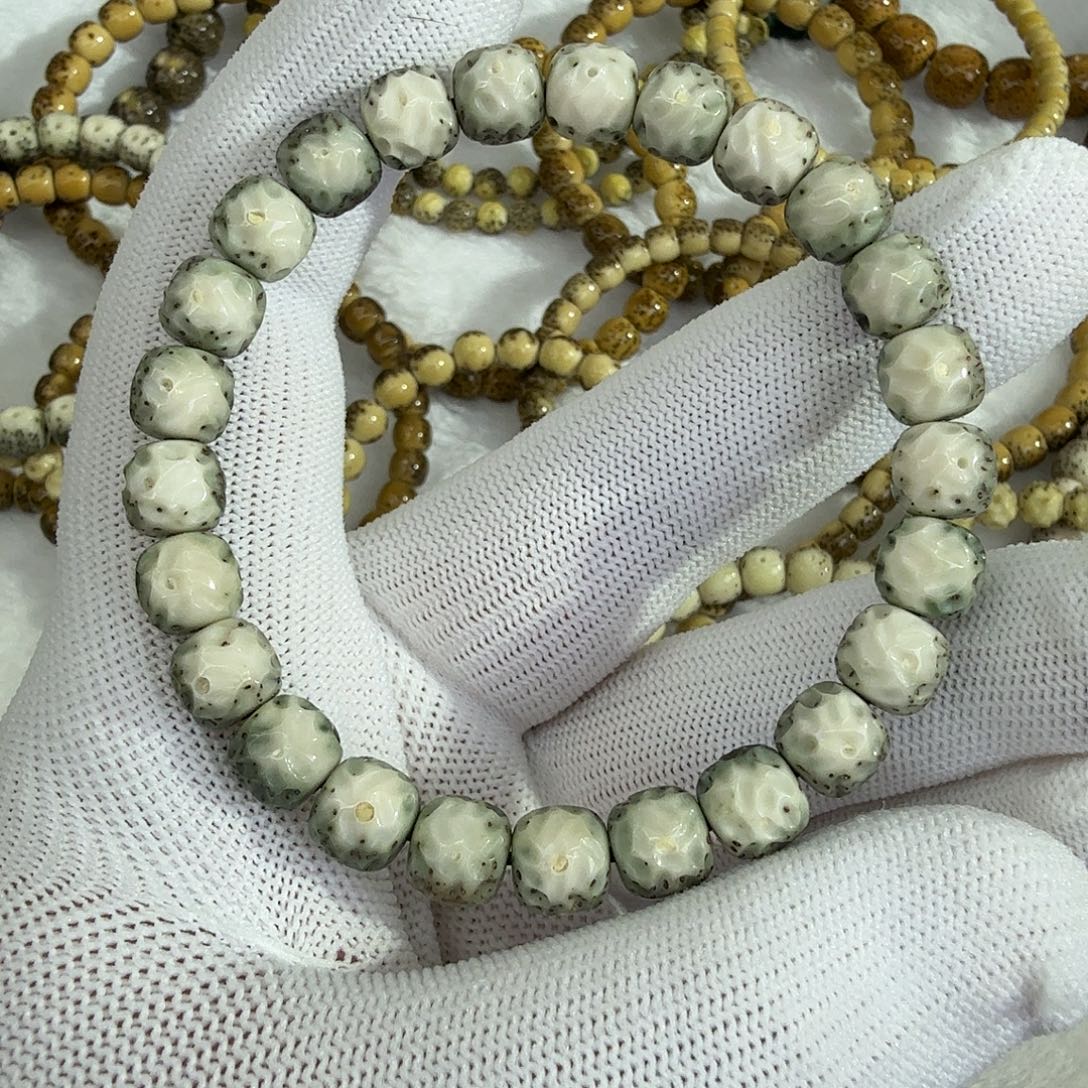 星月菩提吊坠绿包白通体