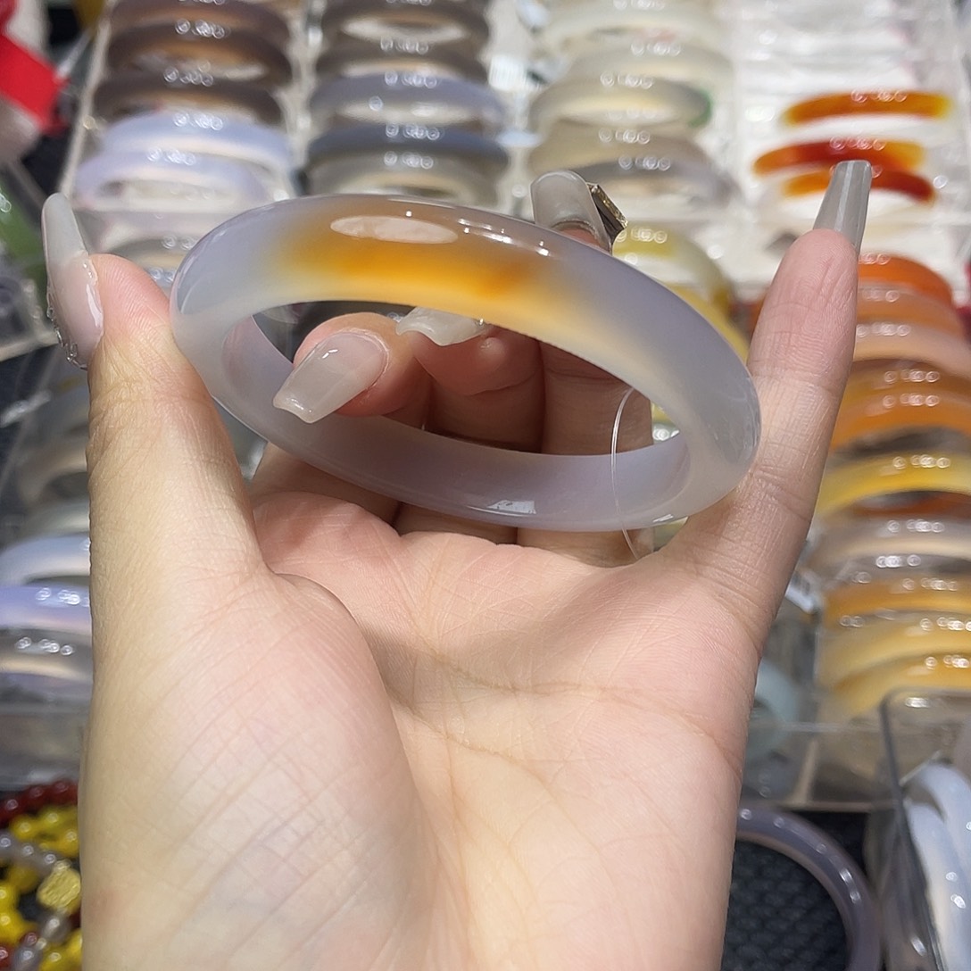 玛瑙/玉髓手镯未镶嵌57圈口。