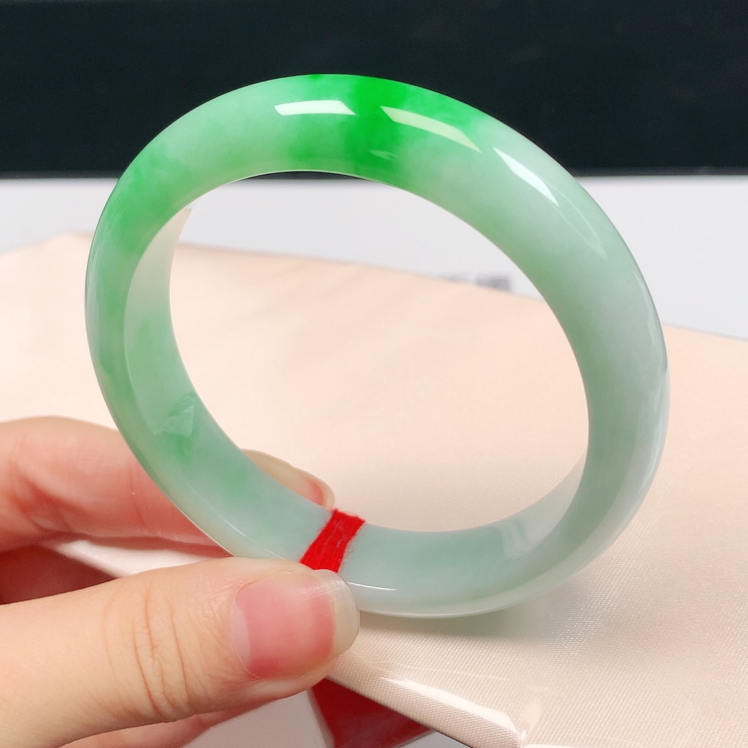 翡翠未镶嵌手镯1970