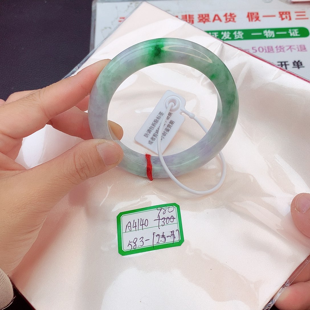 翡翠手镯未镶嵌翡翠