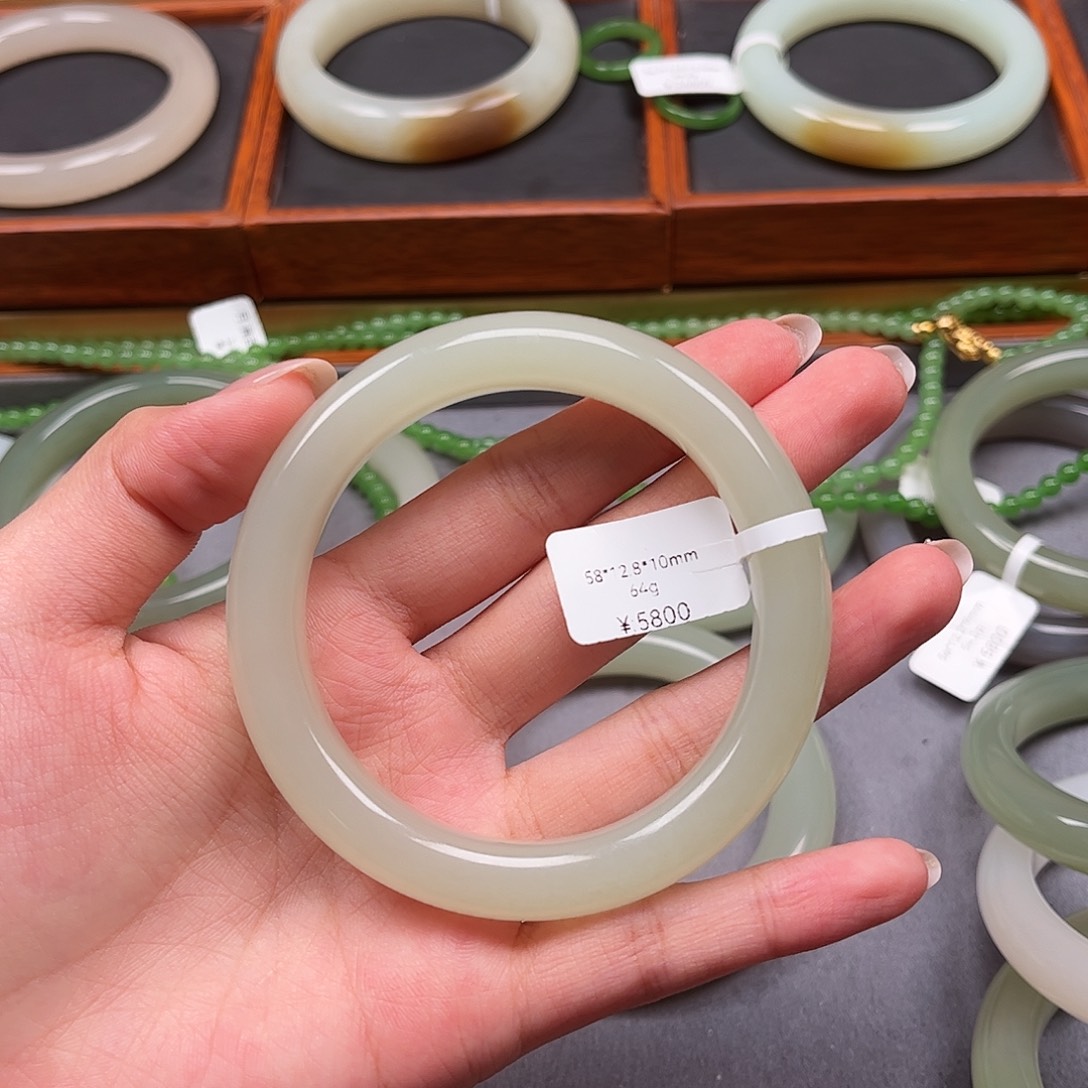 小***乐和田玉未镶嵌手镯