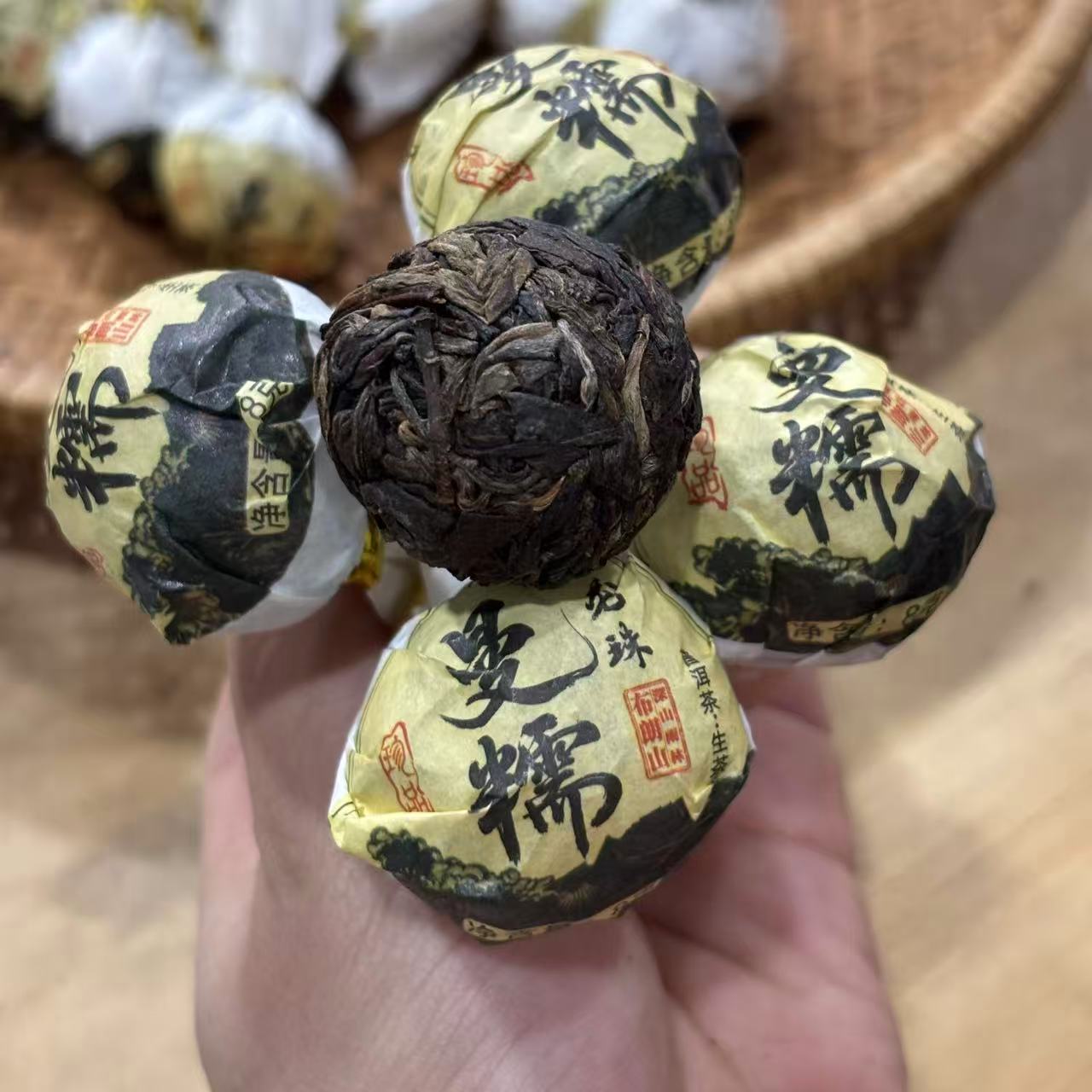 1042号2019年曼糯春茶古树大树混采生茶龙珠8克*20+2颗5-27