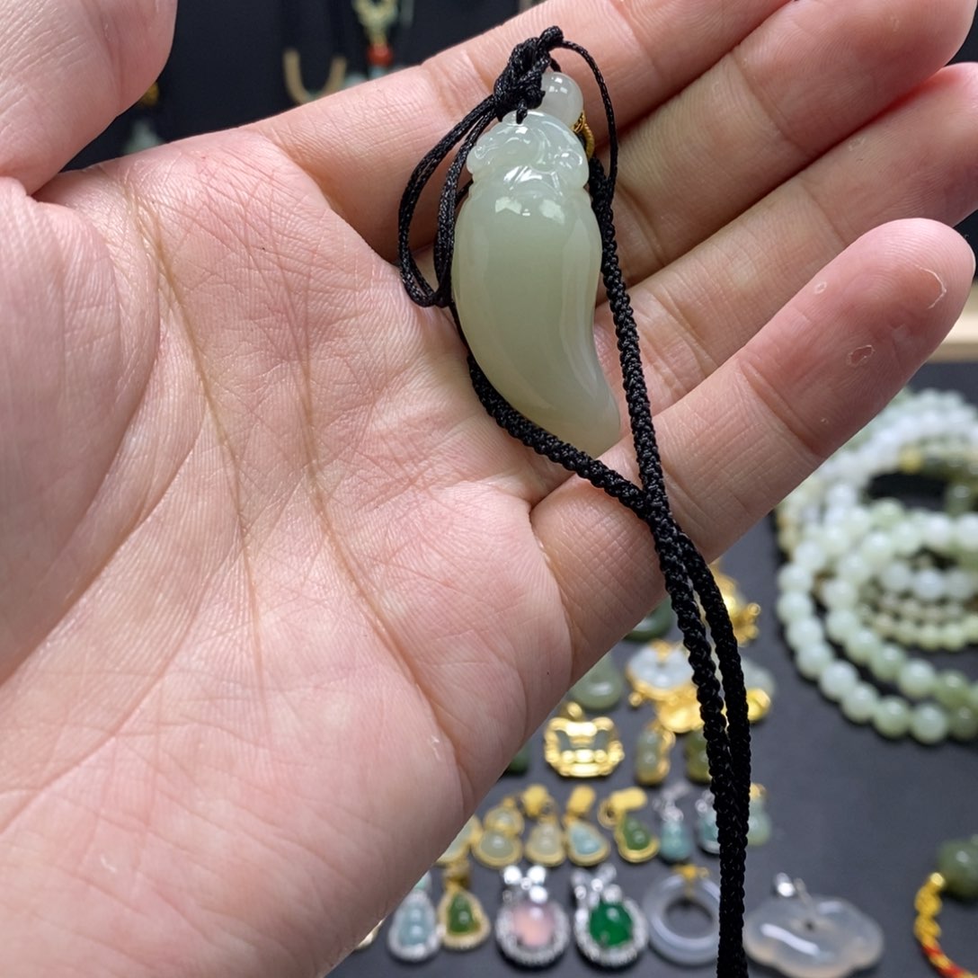 和田玉颈饰未镶嵌龙牙