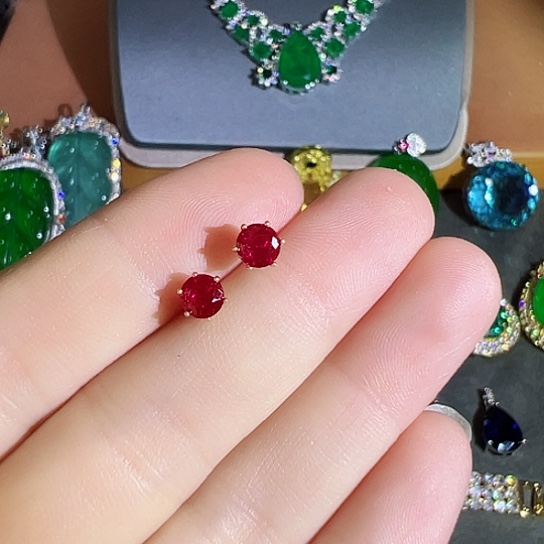 未镶嵌颈饰红宝石