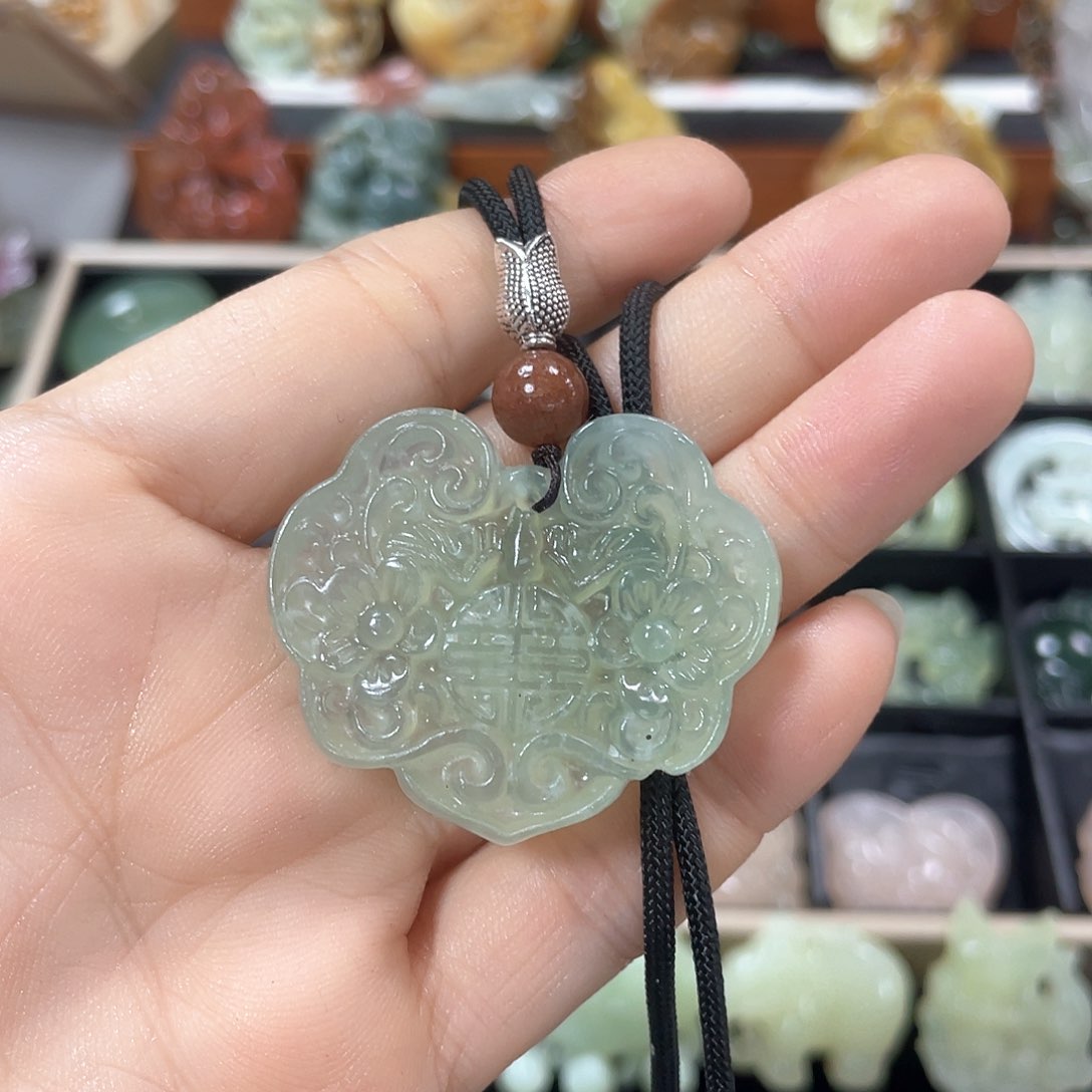 蛇纹石玉颈饰未镶嵌