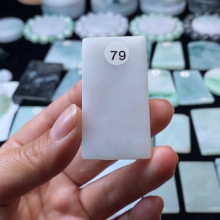 翡翠挂件未镶嵌翡翠的