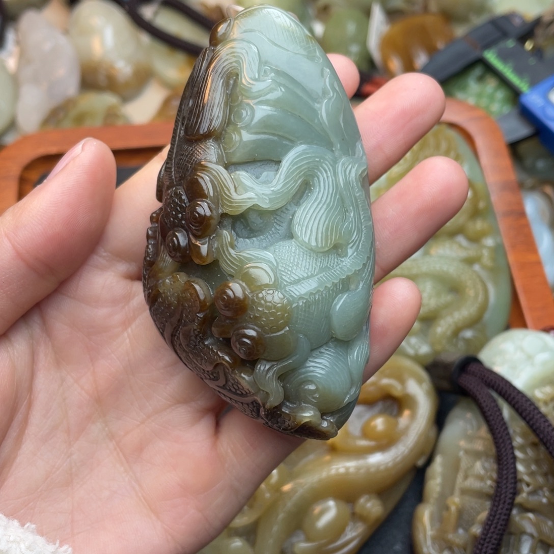 卝***京和田玉未镶嵌颈饰