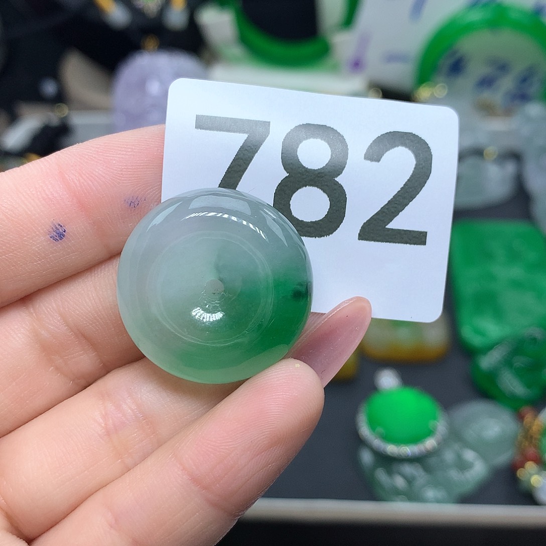 翡翠吊坠(赠链)未镶嵌