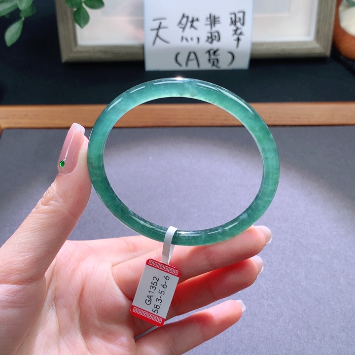 翡翠手镯未镶嵌天然翡翠手镯