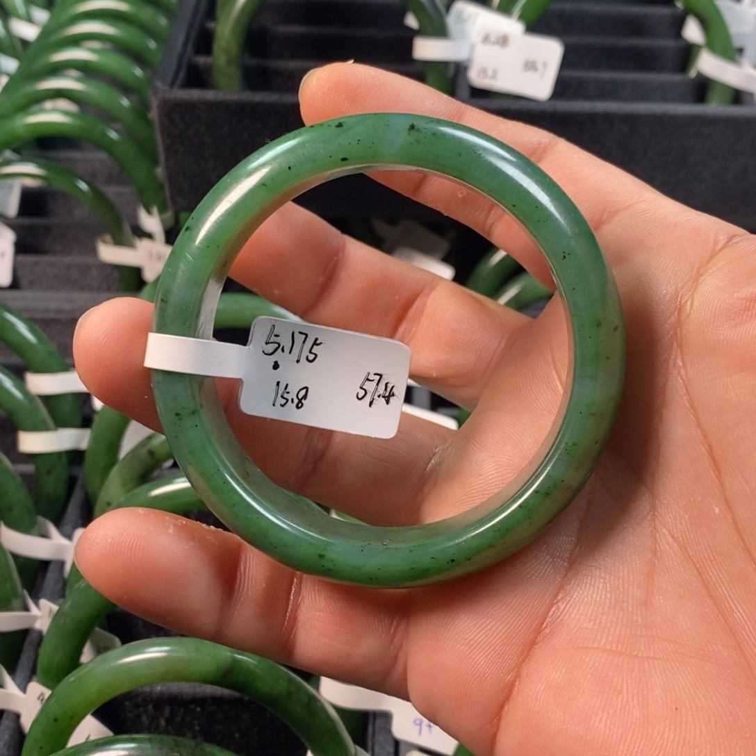 爱***红和田玉（碧玉）未镶嵌手镯有内裂