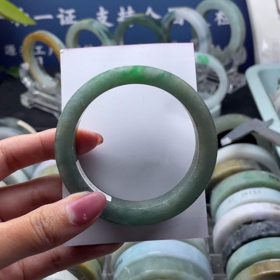 叫***…定制翡翠未镶嵌翡翠手镯