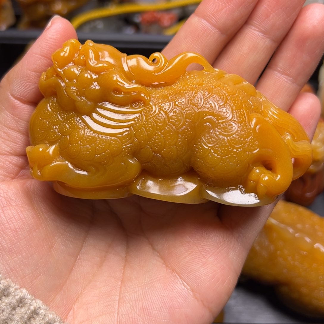 石英质玉（黄龙玉）颈饰未镶嵌北****字