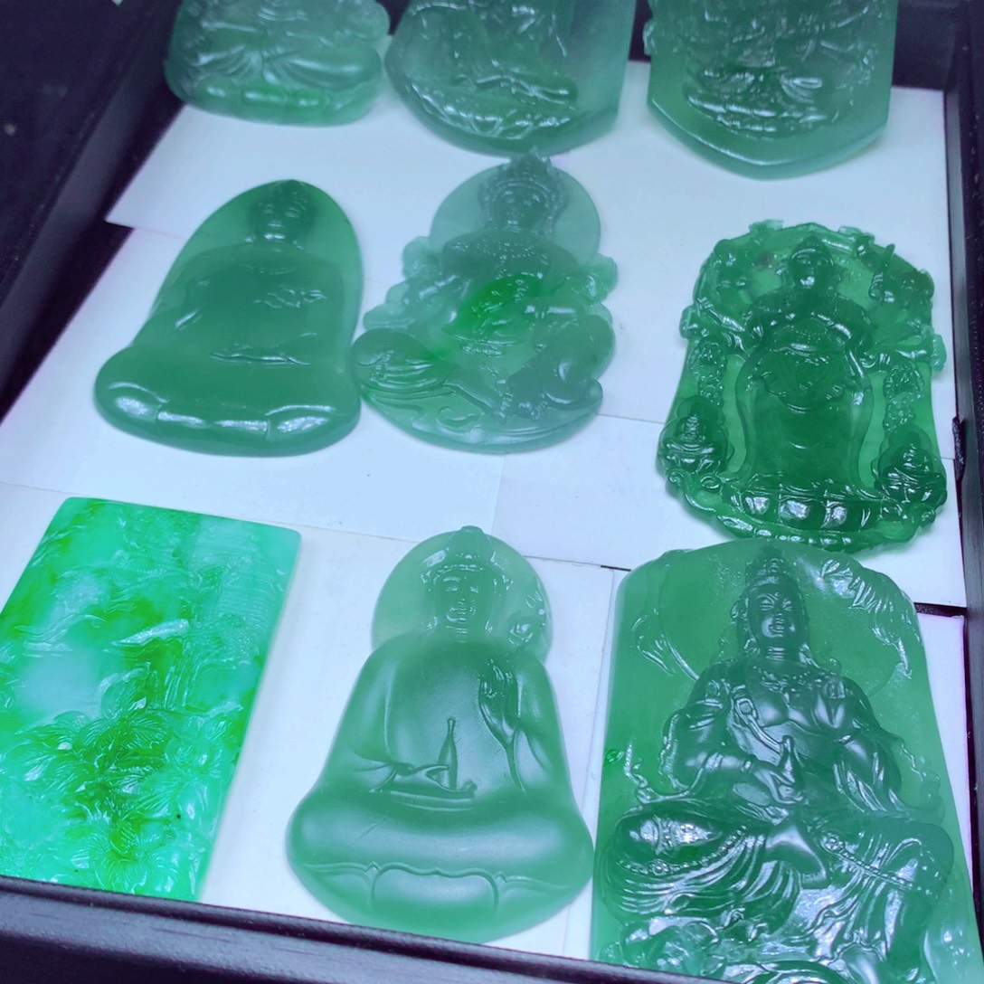 星****定制翡翠未镶嵌天然翡翠A货毛货挂件