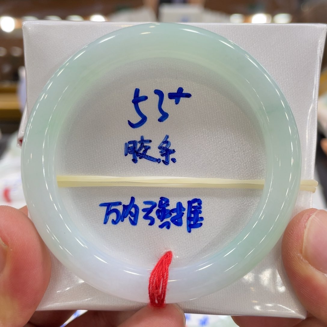 翡翠手镯未镶嵌翡翠