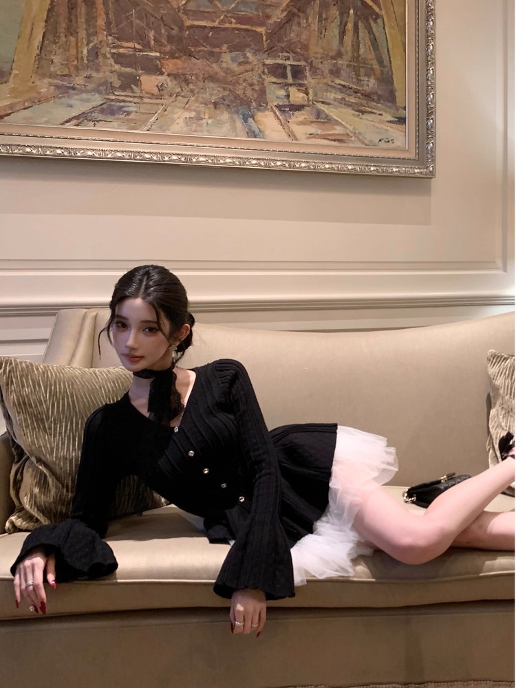 千金感法式气质黑色喇叭袖毛衣开衫女秋冬新款荷叶边长袖针织上衣