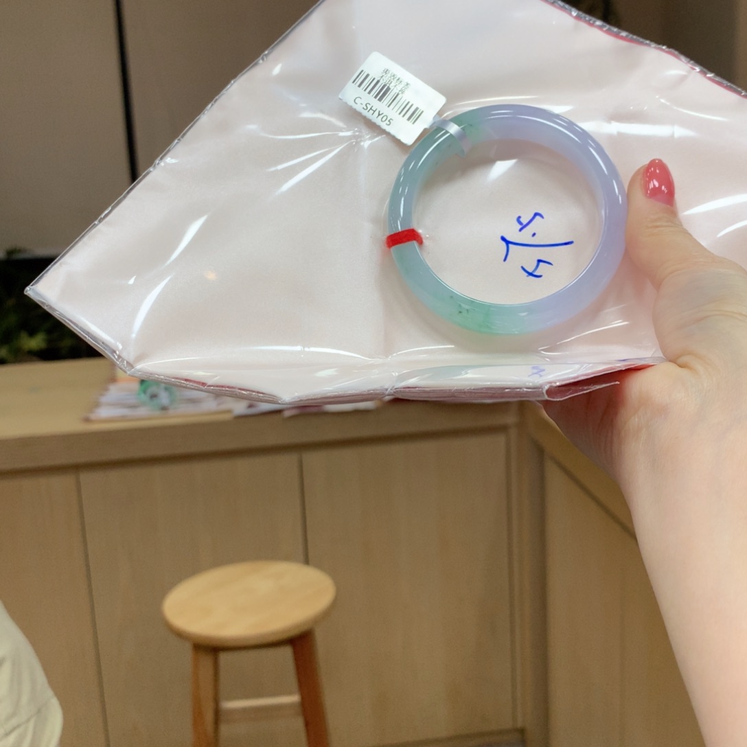 翡翠手镯未镶嵌不退不换