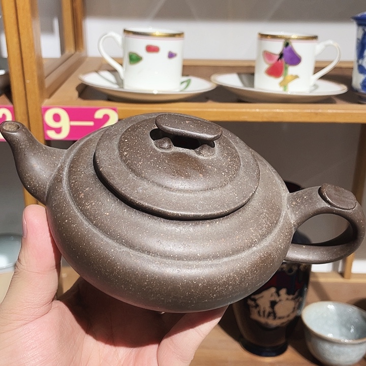 紫砂2暗刻款粗陶手捏胎宝瓶?****