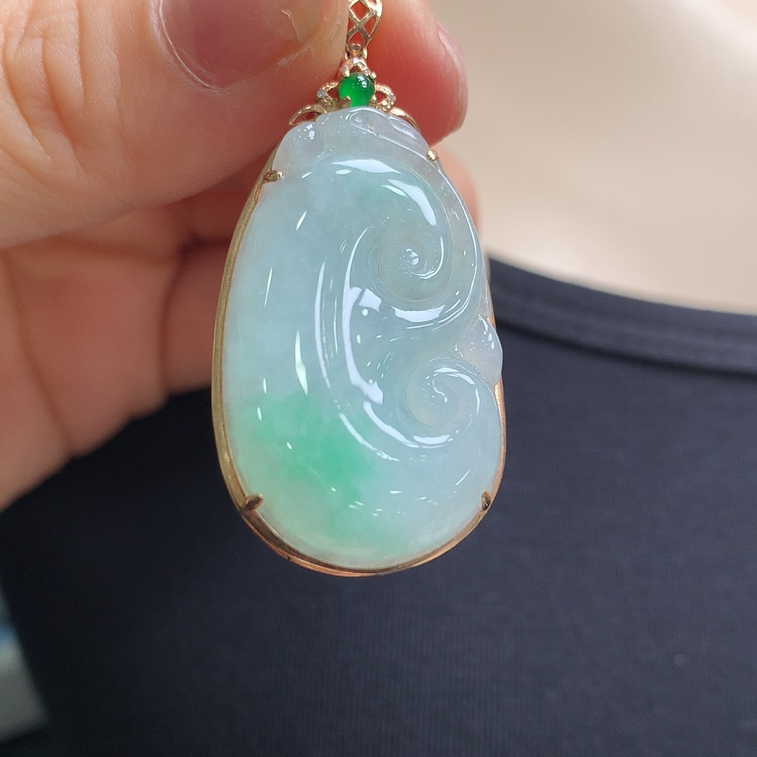 翡翠18K金镶嵌颈饰如意