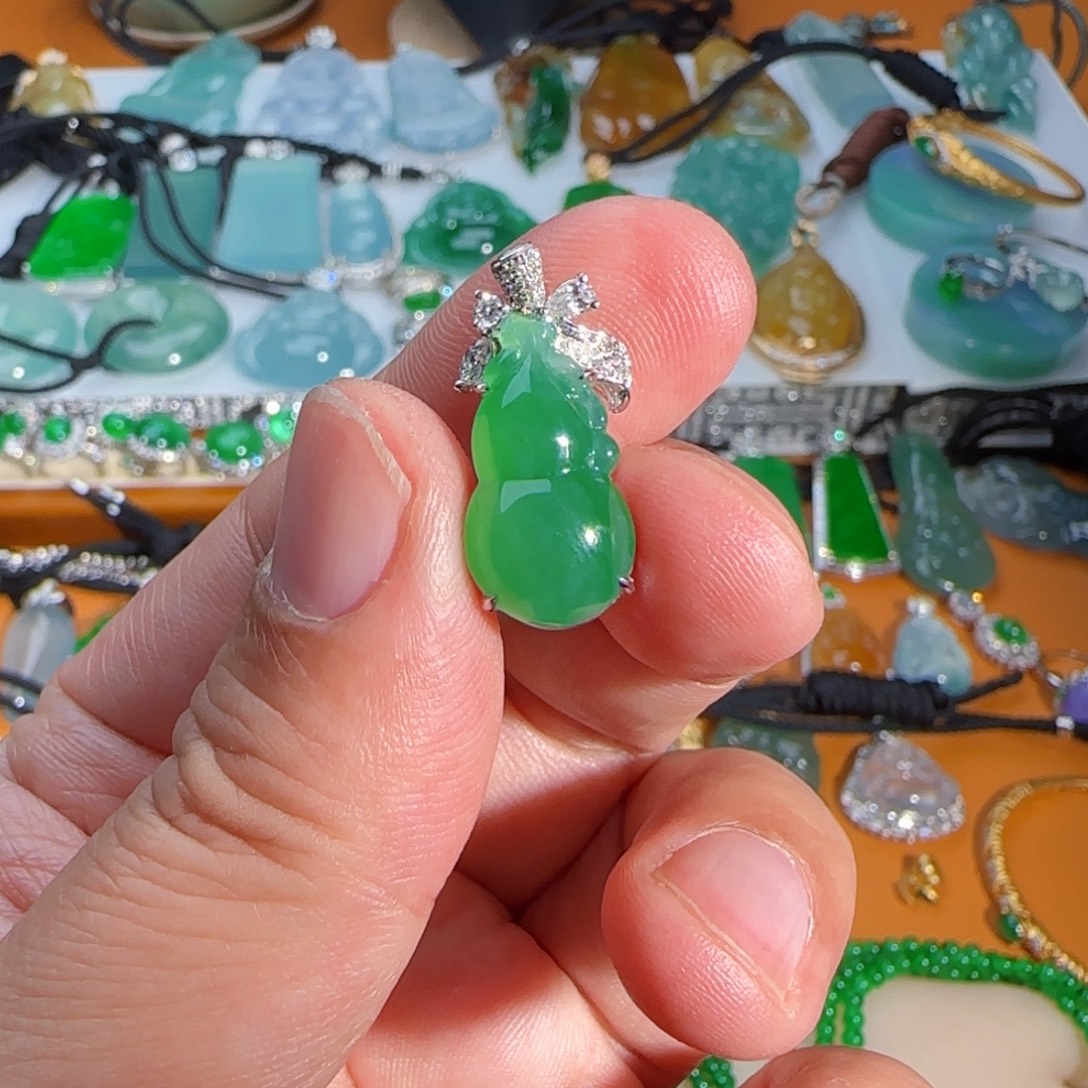 翡翠18K金镶嵌颈饰冰绿葫芦