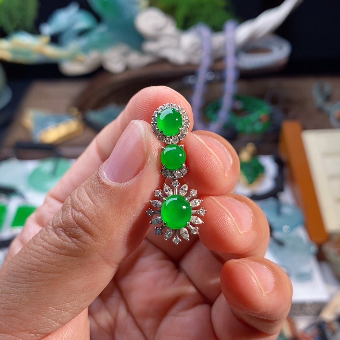 翡翠颈饰18K金镶嵌冰阳绿蛋面吊坠