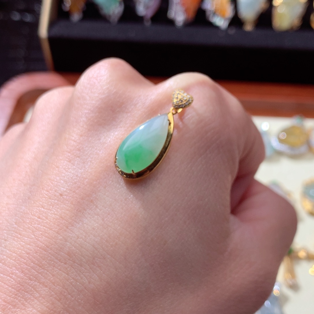 翡翠颈饰18K金镶嵌饼*翡翠