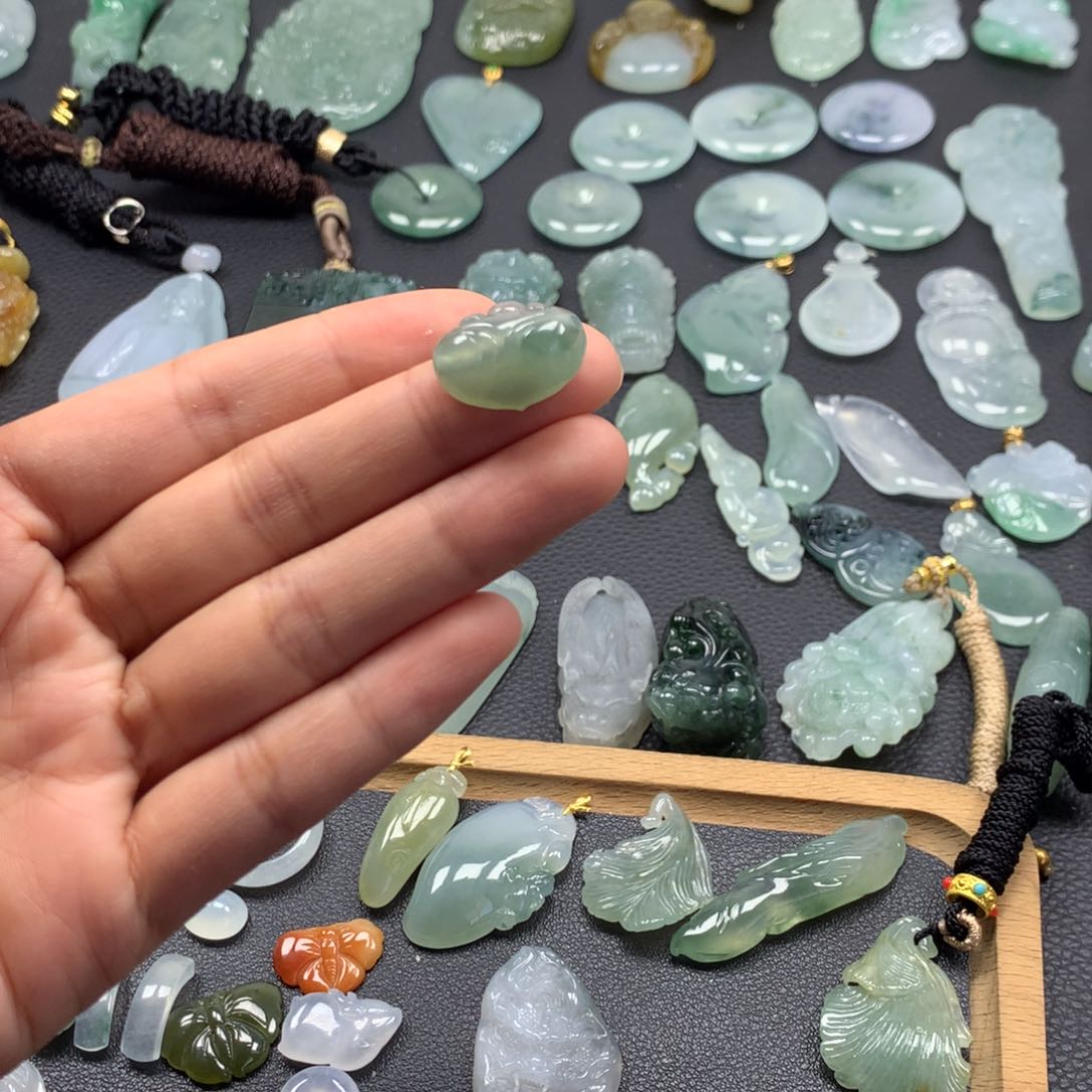 翡翠颈饰未镶嵌如意