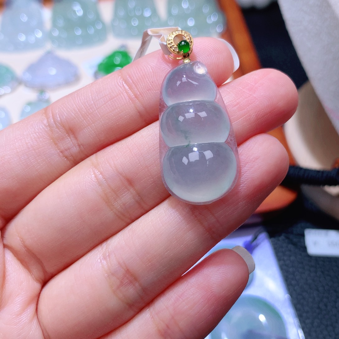 颈饰18K金镶嵌翡翠福豆