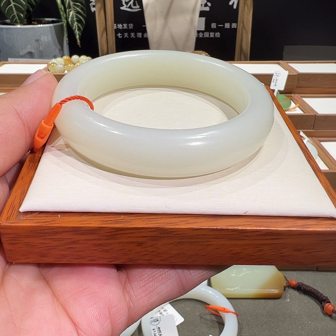 和田玉手镯未镶嵌微*，